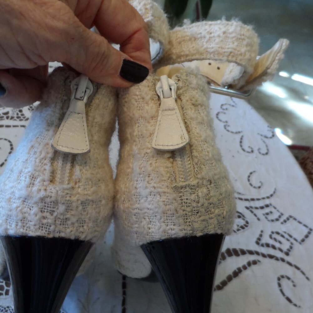 Chanel Ivory/Black Wool Tweed-Patent Leather Ankle Boots w/Buckle-Logo Size 39.5 - Picture 13 of 16